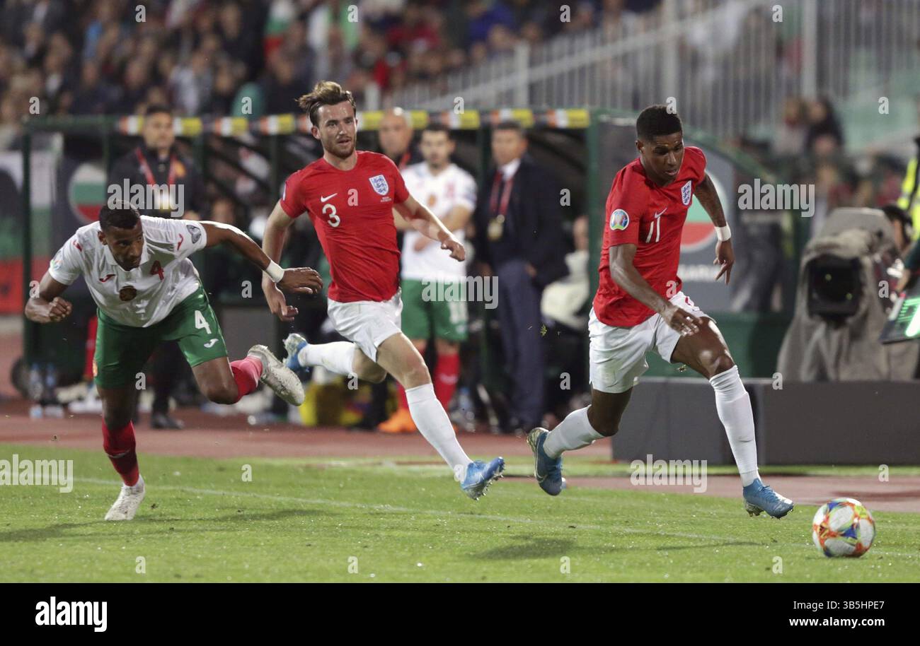 Sofia, Bulgarie - 14 octobre 2019 : Marcus Rashford (R) et Ben Chilwell (C) sont vus en action contre un joueur de football bulgare au cours de la Bulgarie contre En Banque D'Images