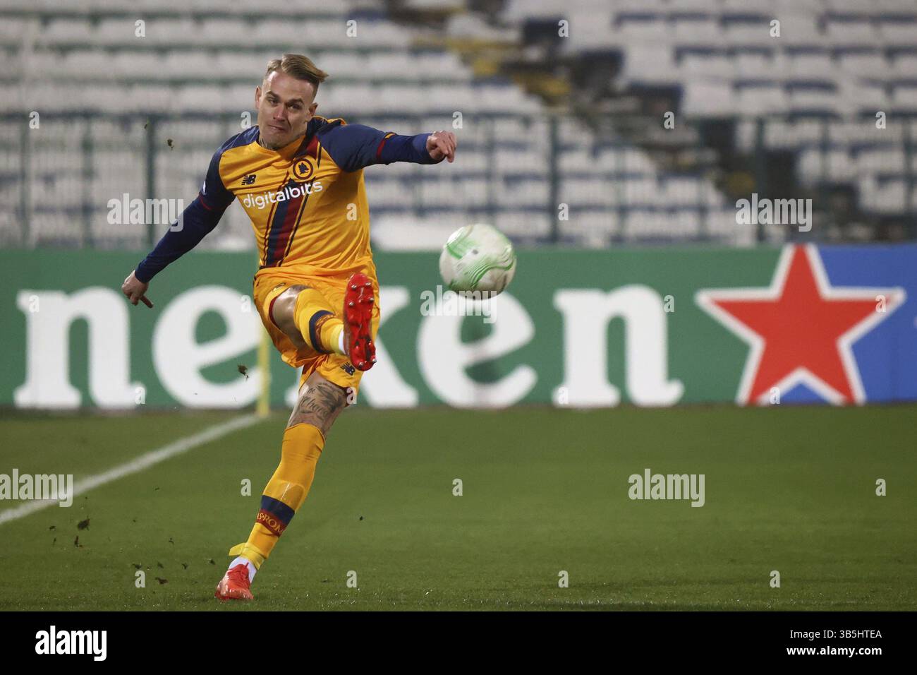 Sofia, Bulgarie - 9 décembre 2021 : Rick Karsdorp d'AS Roma pendant le match de football du groupe C de la Ligue de conférence de l'UEFA Europa entre CSKA Sofia et AS R. Banque D'Images