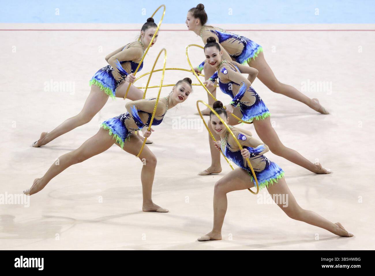 Sofia, Bulgarie - 30 mars 2018 : L'équipe de Slovénie se produit avec des cerceaux lors de la Coupe du monde de gymnastique rythmique Sofia 2018. Tournoi de groupe Banque D'Images