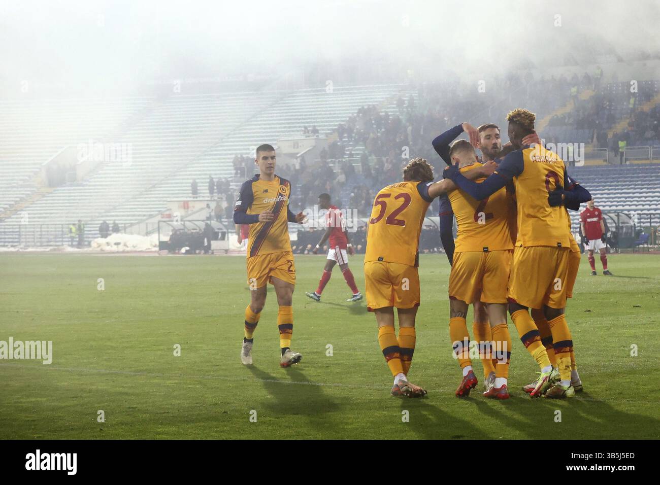 Sofia, Bulgarie - 9 décembre 2021 : les coéquipiers d'AS Roma célèbrent après avoir reçu des scores contre le CSKA Sofia lors du groupe C s de la Ligue des conférences Europa de l'UEFA Banque D'Images
