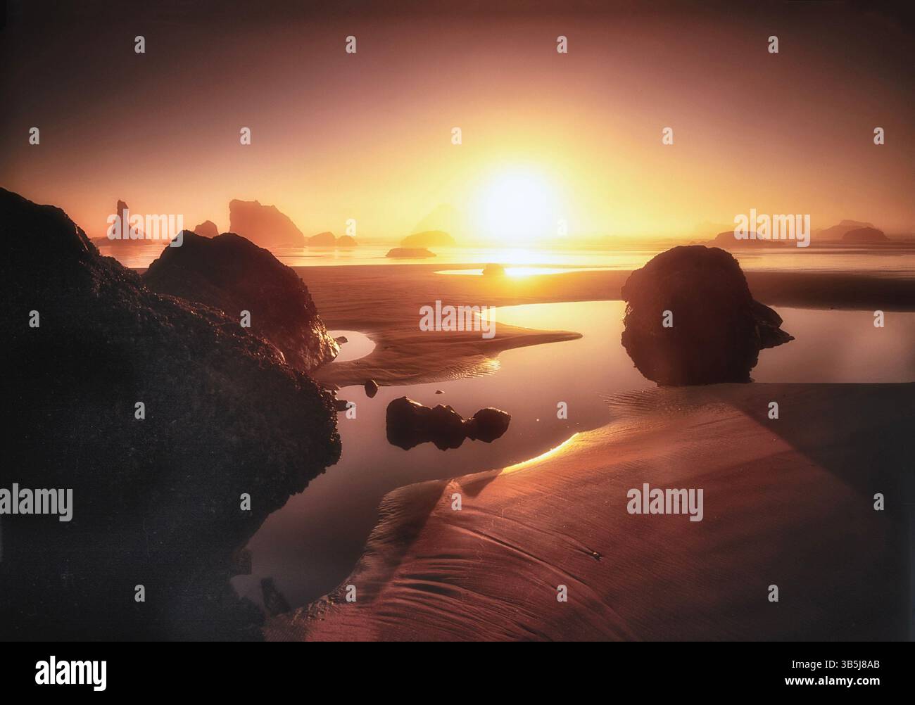 Coucher de soleil et brouillard à marée basse. Bandon Beach, Oregon Banque D'Images