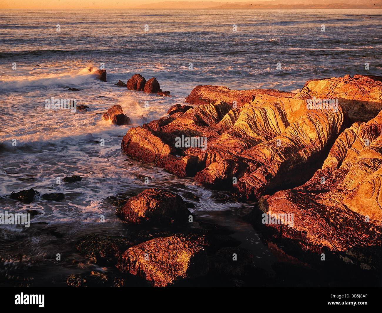 Lits de grès inclinés au Montana de Oro State Park, Californie. Banque D'Images