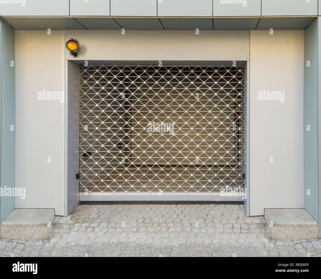 Entrée du parking souterrain avec barrière de sécurité fermée Banque D'Images