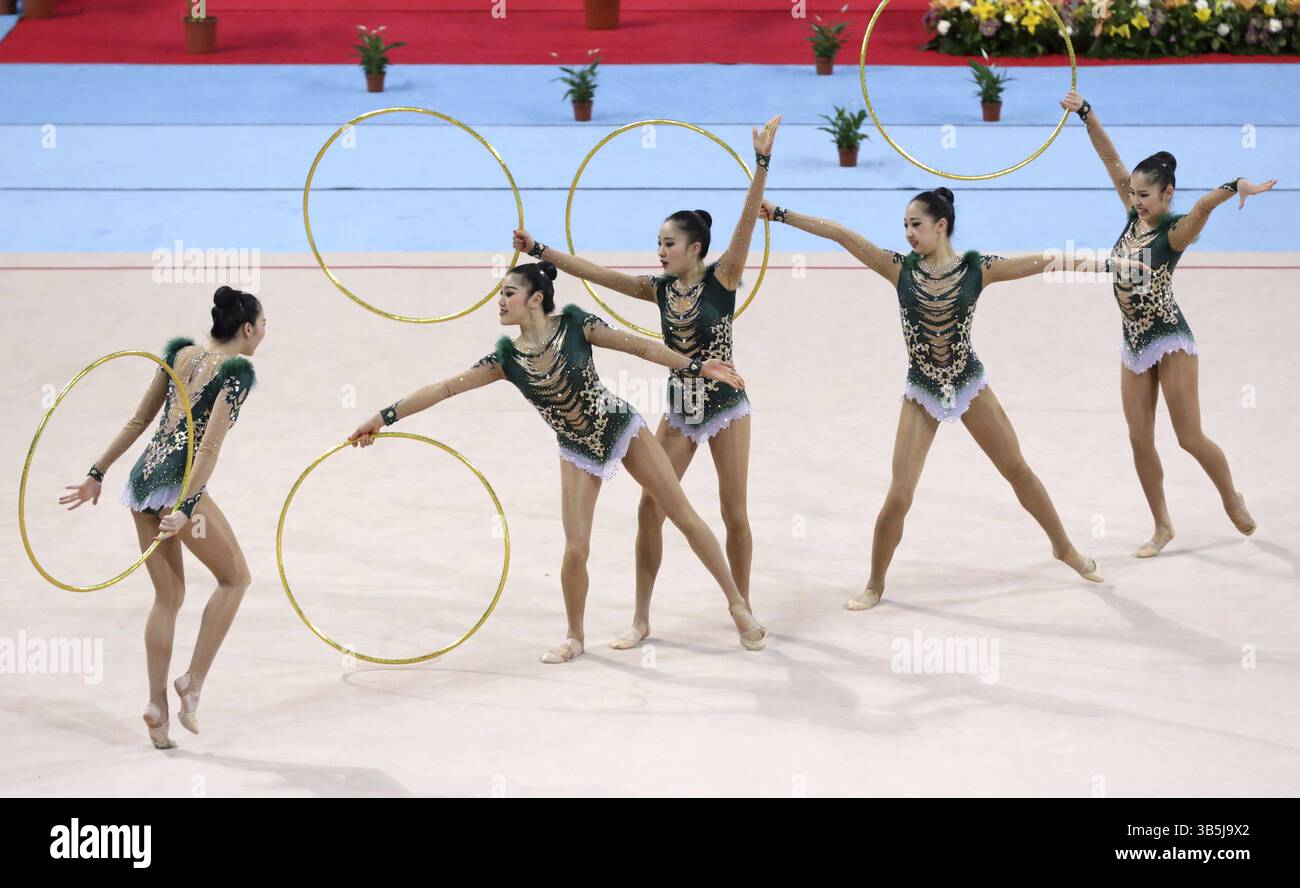 Sofia, Bulgarie - 30 mars 2018 : Team Japan se produit avec des cerceaux lors de la Coupe du monde de gymnastique rythmique Sofia 2018. Tournoi de groupe Banque D'Images