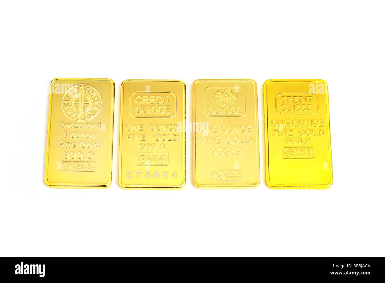 Lingots d'or d'une once isolés sur un fond blanc de studio. Banque D'Images