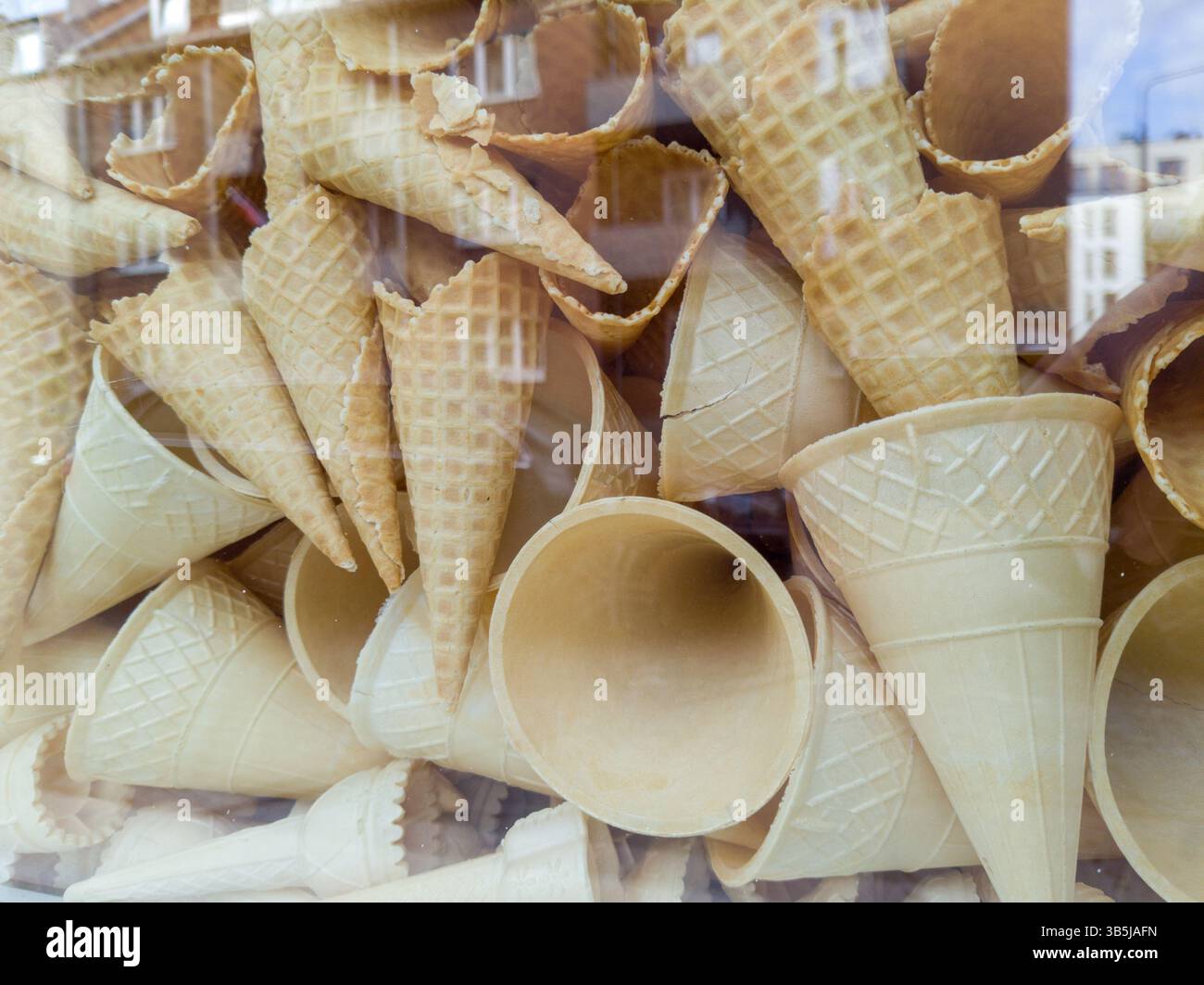 Pile de cornets de glace gaufrés vides Banque D'Images