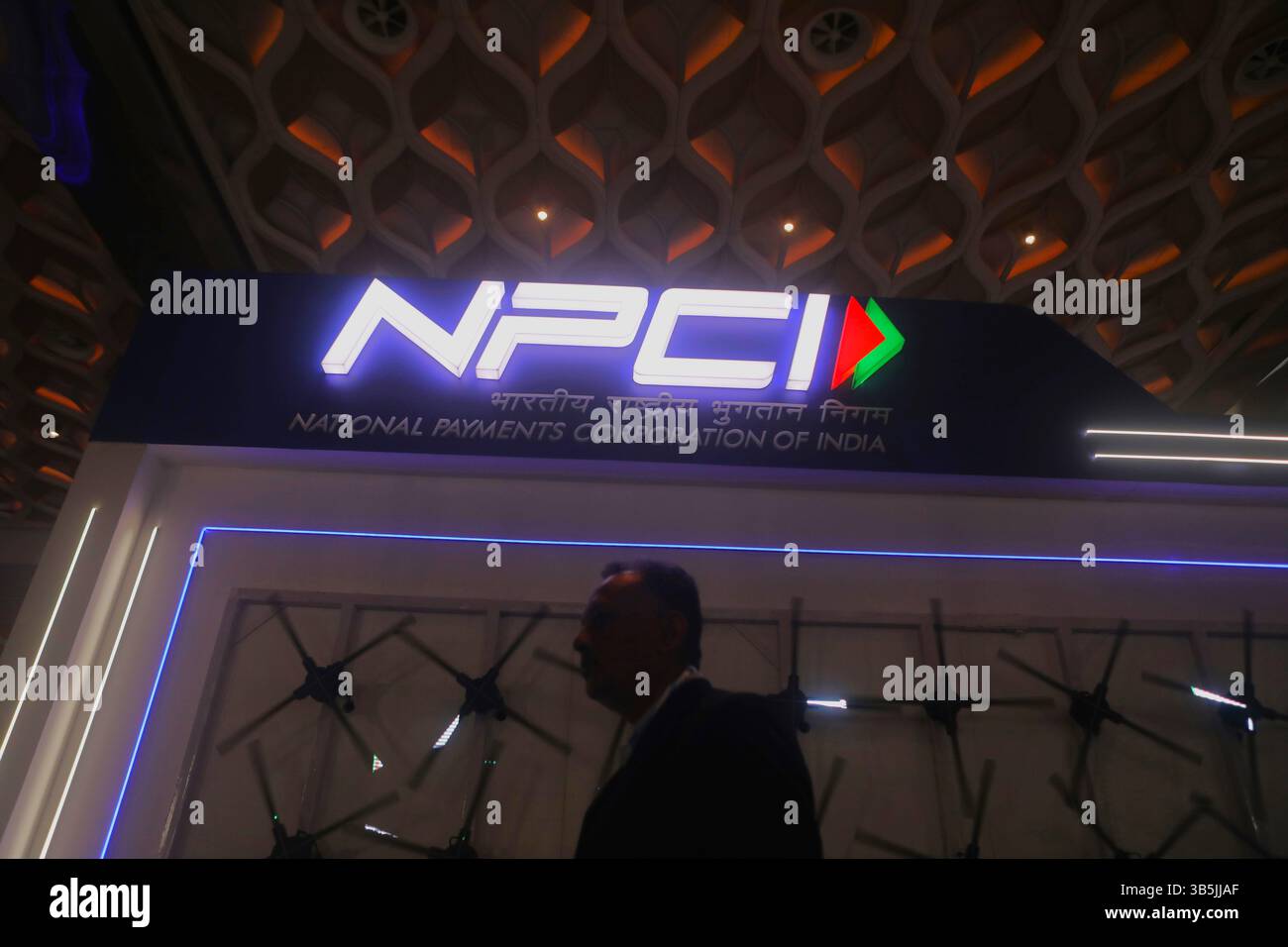 20 septembre 2022, Mumbai, Maharashtra, Inde : un homme marche sous un logo de NPCI ( National Payments Corporation of India) pendant le Global Fintech Fest à Mumbai, Inde, le 20 septembre 2022. (Crédit image : © Niharika Kulkarni/ZUMA Press Wire) Banque D'Images