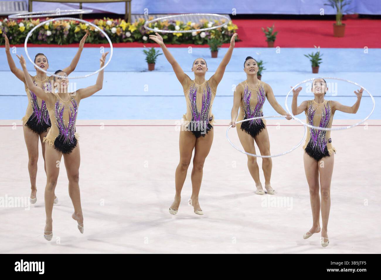 Sofia, Bulgarie - 30 mars 2018 : Team Australia se produit avec des cerceaux lors de la Coupe du monde de gymnastique rythmique Sofia 2018. Tournoi de groupe Banque D'Images