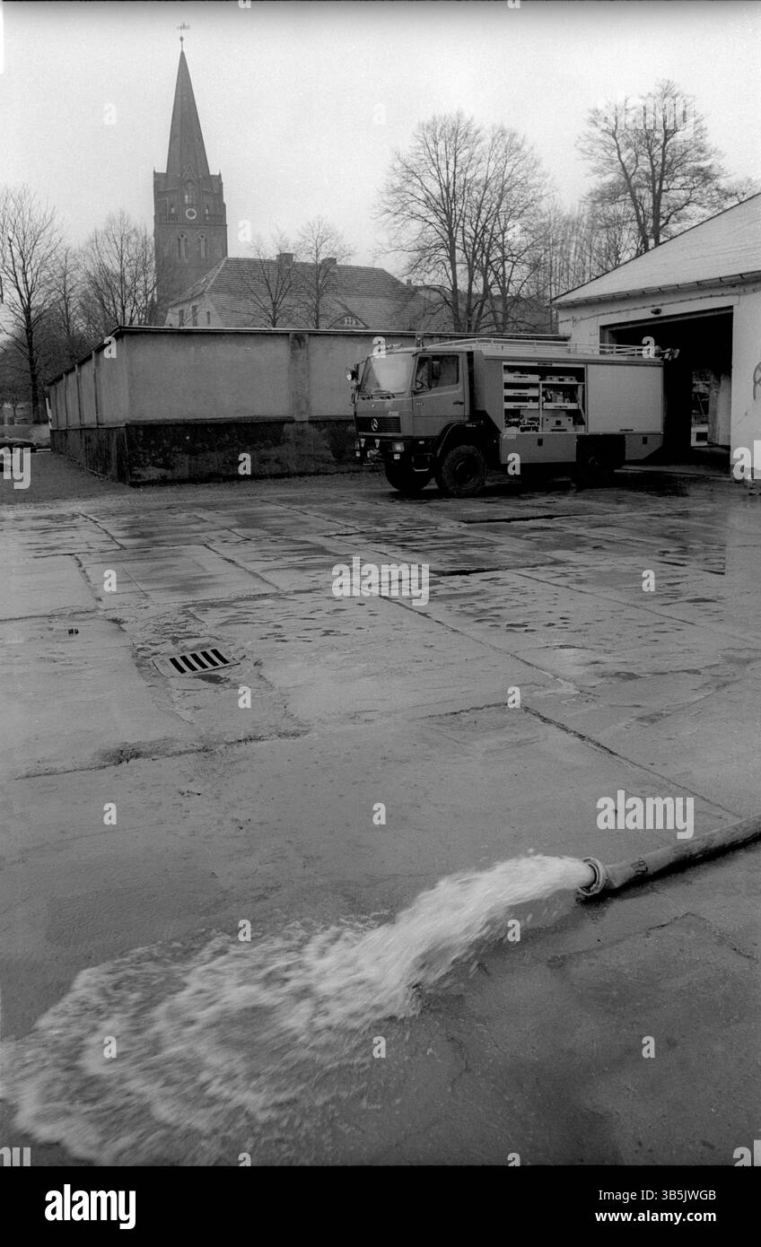 Allemagne, Eberswalde, 25 mars 1992, pompiers, tuyau d'eau, Europe Banque D'Images