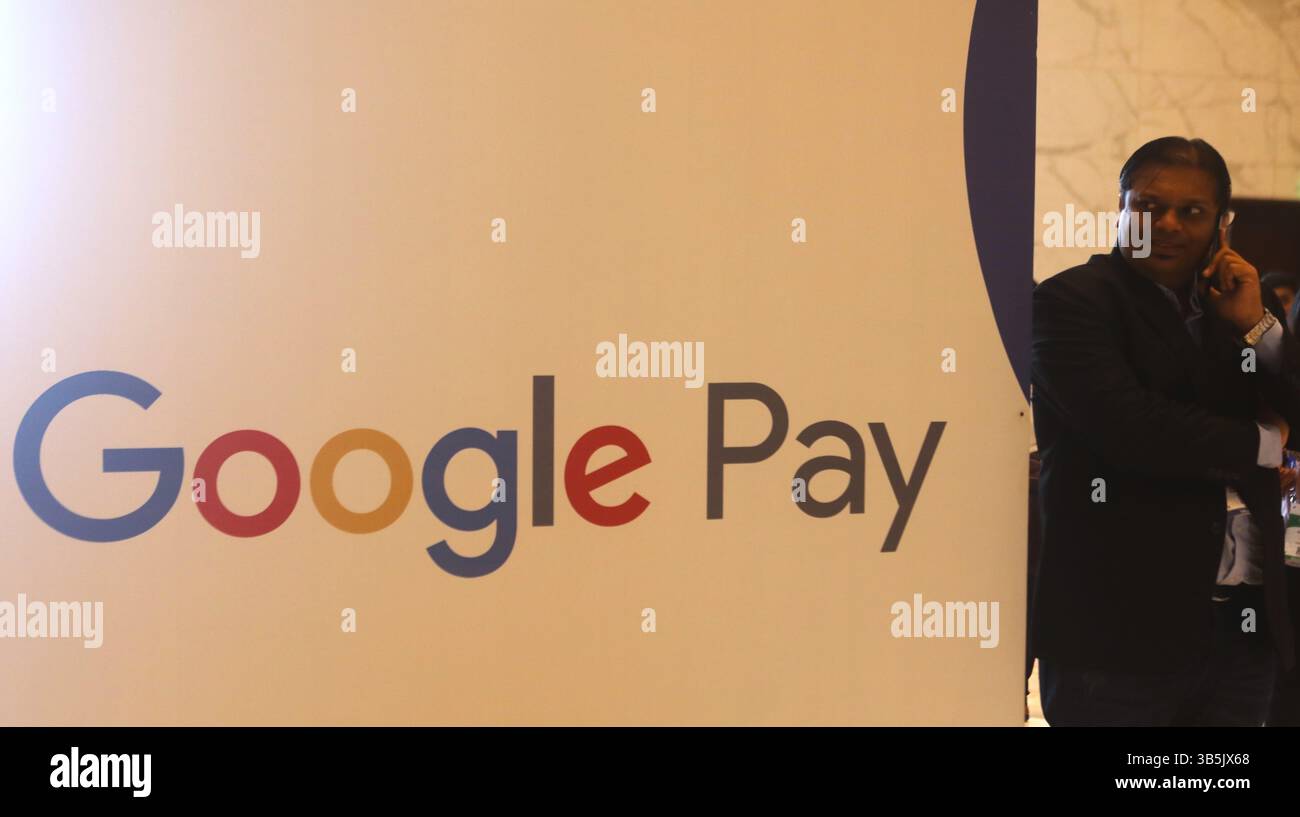 20 septembre 2022, Mumbai, Maharashtra, Inde : un homme parle sur son téléphone à côté d'un logo de Google Pay au Global Fintech Fest à Mumbai, Inde, le 20 septembre 2022. (Crédit image : © Niharika Kulkarni/ZUMA Press Wire) Banque D'Images