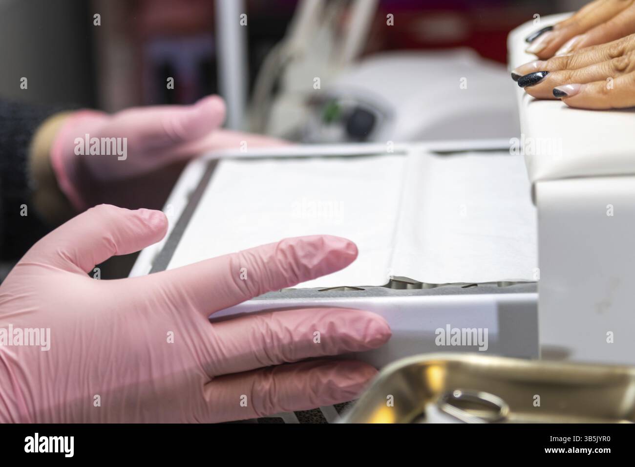 Gros plan sur les mains lors d'une séance de manucure dans un salon Banque D'Images