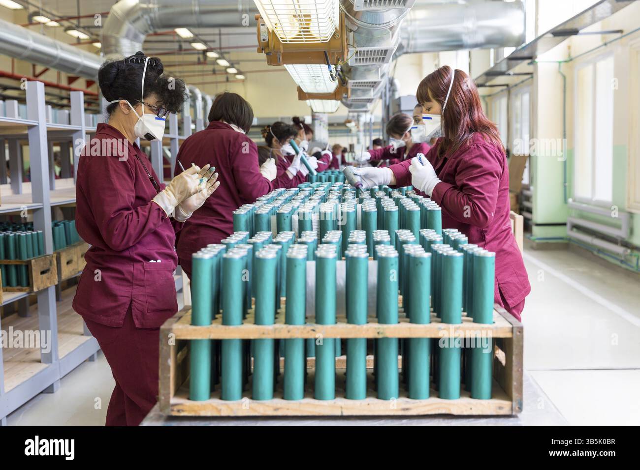 Sopot, Bulgarie - 17 mai 2016 : les travailleuses d'Arsenal produisent des armes dans une usine d'armement bulgare. L'établissement produit et assemble des roc Banque D'Images