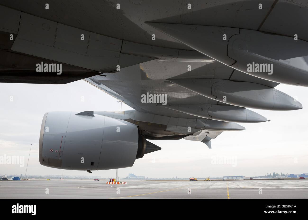 Moteur et aile d'un avion Airbus A380 sur une piste d'un aéroport Banque D'Images