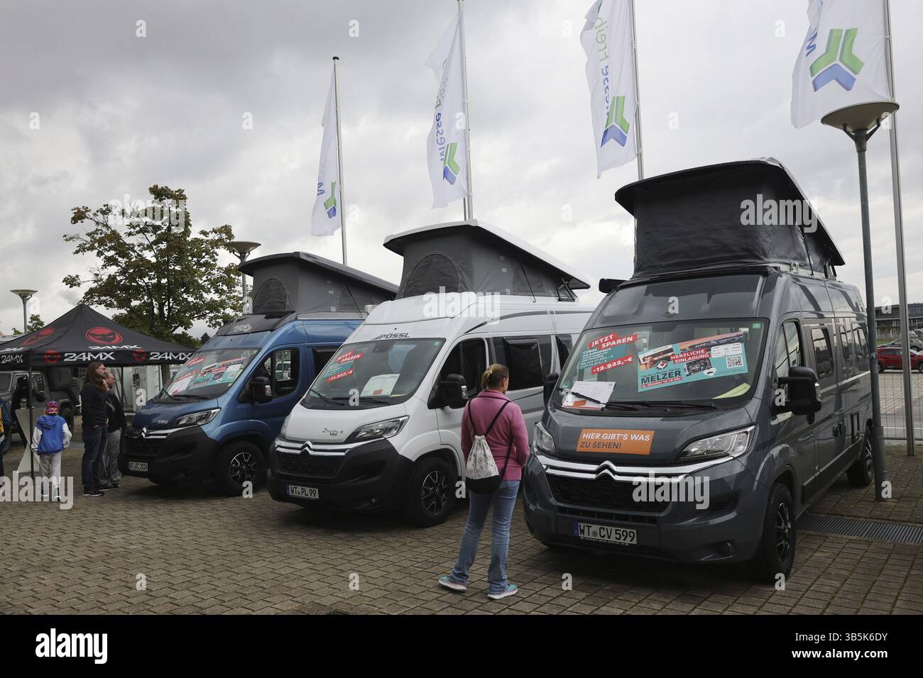Camping et véhicules de loisirs dans toutes les variations et gammes de prix au salon Caravan Live Freiburg 2024 - le salon des campeurs, moteur Banque D'Images