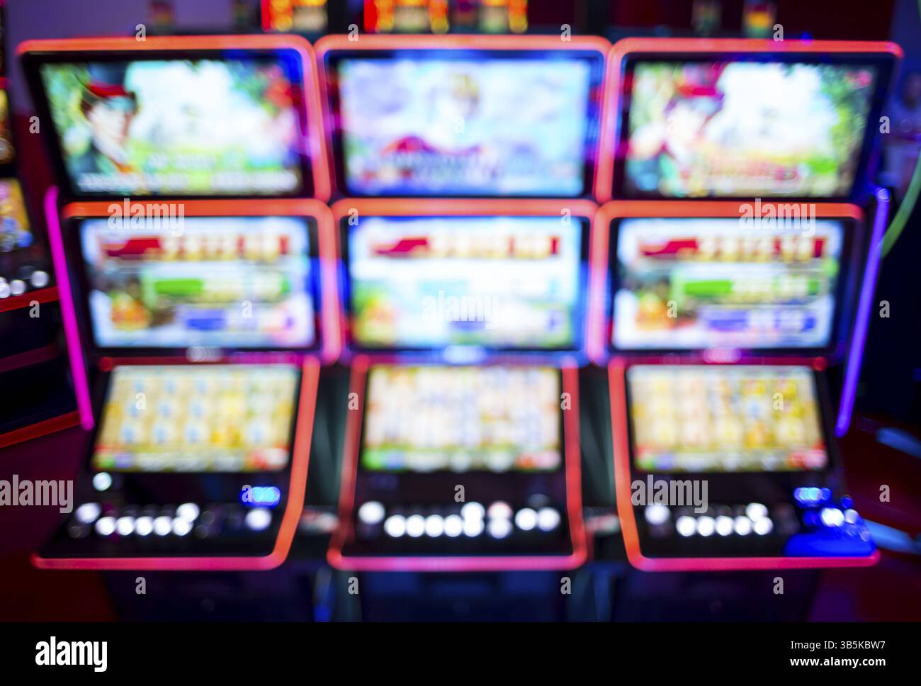 Image floue de machines à sous et d'autres équipements de jeu dans un casino. Flou (bokeh) image colorée et contrastée dans un casino Banque D'Images