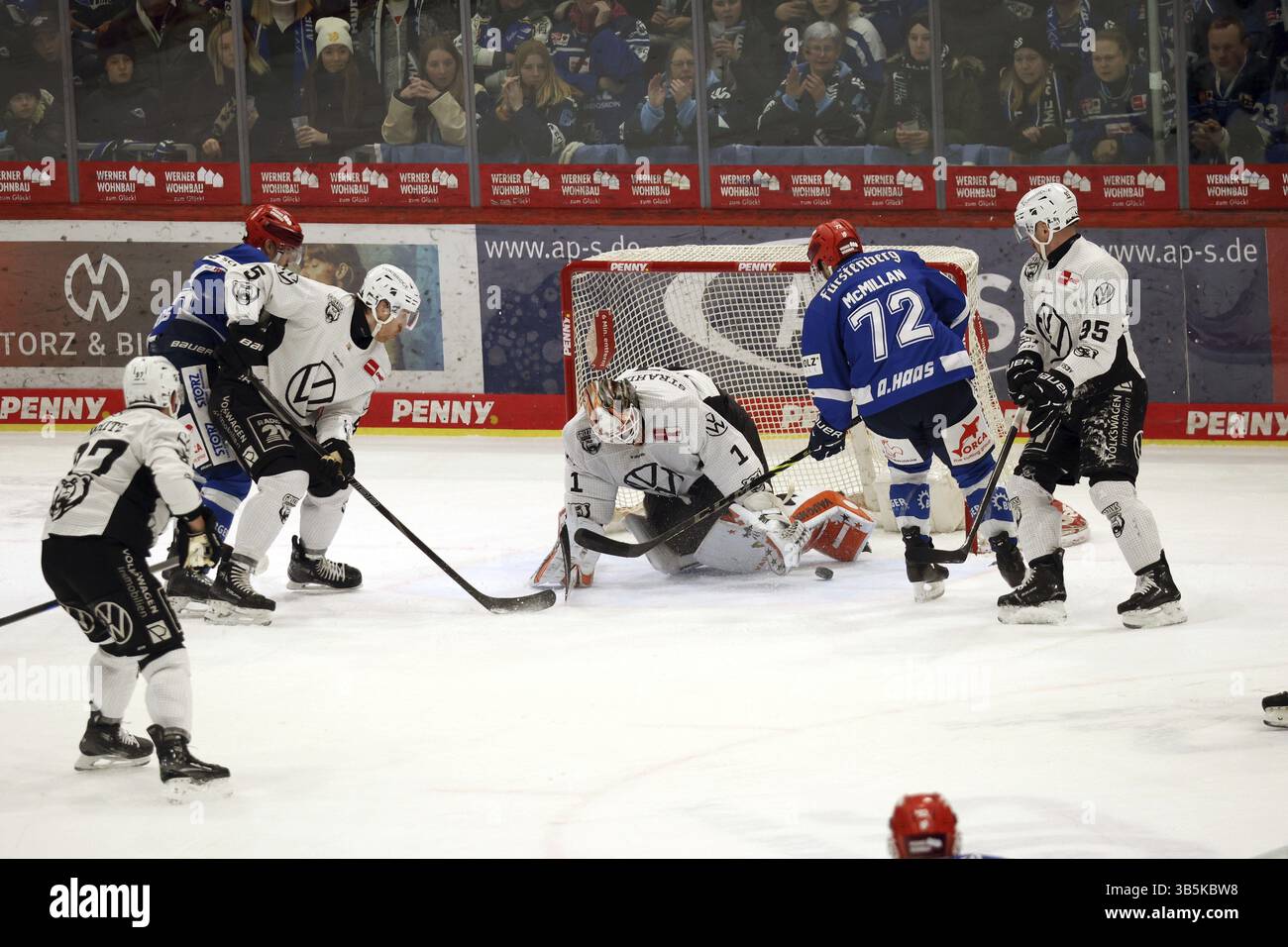 Brandon MCMILLAN (SERC Wild Wings) marque juste devant le buzzer pour égaliser 1 :1 dans le DEL 24-25, 33e sptg. : Schwenninger Wild Wings vs Grizzly Banque D'Images