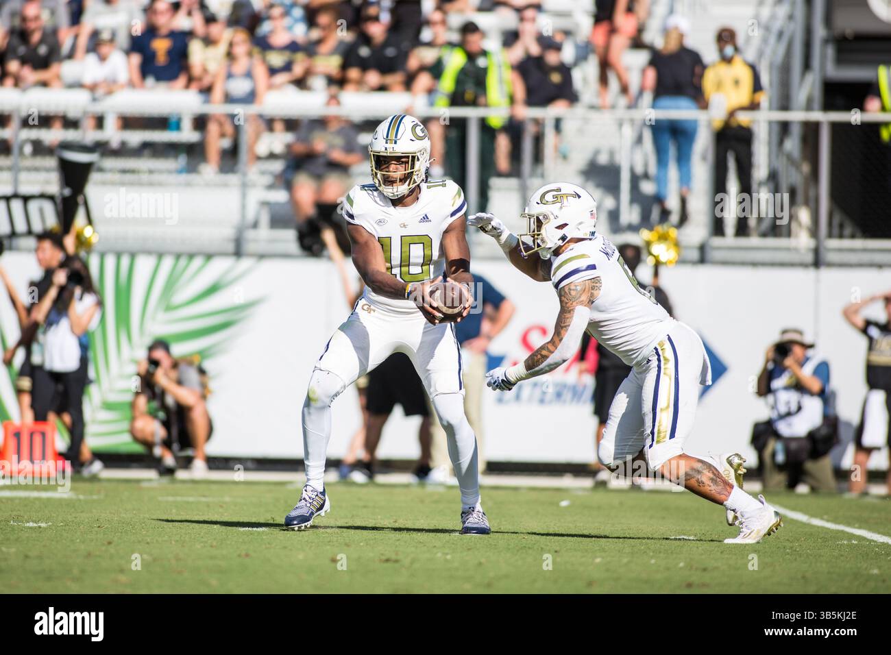 24 septembre 2022 : Jeff Sims (10 ans), quarterback des Georgia Tech Yellow Jackets, remet le ballon pendant le match de football de la NCAA entre les Georgia Tech Yellow Jackets et les Knights de l'Université de Central Florida au FBC Mortgage Stadium Orlando, FL. Jonathan Huff/CSM. (Crédit image : © Jonathan Huff/CSM via ZUMA Press Wire) Banque D'Images