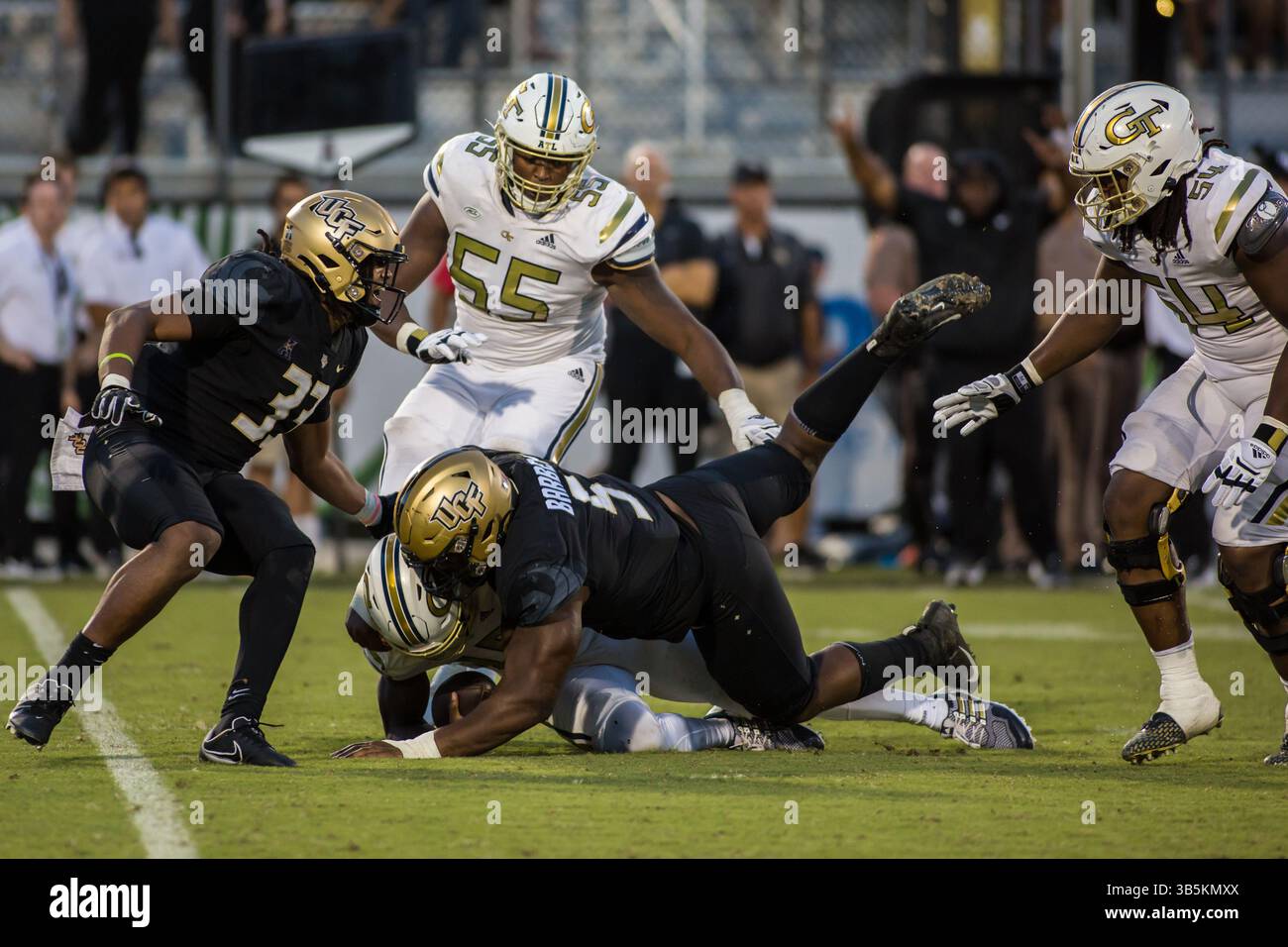24 septembre 2022 : Jeff Sims (10 ans), quarterback des manteaux jaunes de Georgia Tech, est limogé par Ricky Barber (5 ans), lors du match de football NCAA entre les manteaux jaunes de Georgia Tech et les Knights de l'Université de Central Florida au FBC Mortgage Stadium Orlando, FL. Jonathan Huff/CSM. (Crédit image : © Jonathan Huff/CSM via ZUMA Press Wire) Banque D'Images