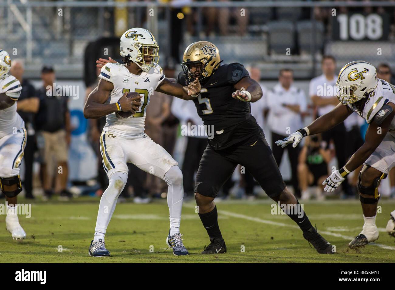24 septembre 2022 : Jeff Sims (10 ans), quarterback des manteaux jaunes de Georgia Tech, est limogé par Ricky Barber (5 ans), lors du match de football NCAA entre les manteaux jaunes de Georgia Tech et les Knights de l'Université de Central Florida au FBC Mortgage Stadium Orlando, FL. Jonathan Huff/CSM. (Crédit image : © Jonathan Huff/CSM via ZUMA Press Wire) Banque D'Images