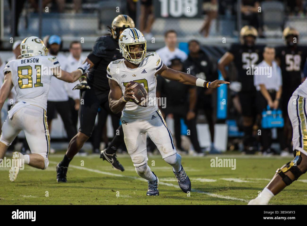 24 septembre 2022 : le quarterback des Georgia Tech Yellow Jackets Jeff Sims (10 ans) travaille sous pression pendant le match de football de la NCAA entre les Georgia Tech Yellow Jackets et les University of Central Florida Knights au FBC Mortgage Stadium Orlando, FL. Jonathan Huff/CSM. (Crédit image : © Jonathan Huff/CSM via ZUMA Press Wire) Banque D'Images