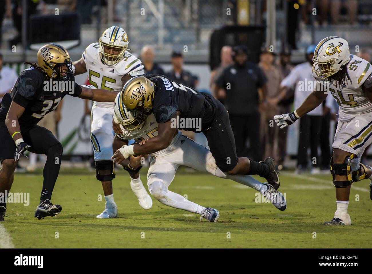 24 septembre 2022 : Jeff Sims (10 ans), quarterback des manteaux jaunes de Georgia Tech, est limogé par Ricky Barber (5 ans), lors du match de football NCAA entre les manteaux jaunes de Georgia Tech et les Knights de l'Université de Central Florida au FBC Mortgage Stadium Orlando, FL. Jonathan Huff/CSM. (Crédit image : © Jonathan Huff/CSM via ZUMA Press Wire) Banque D'Images
