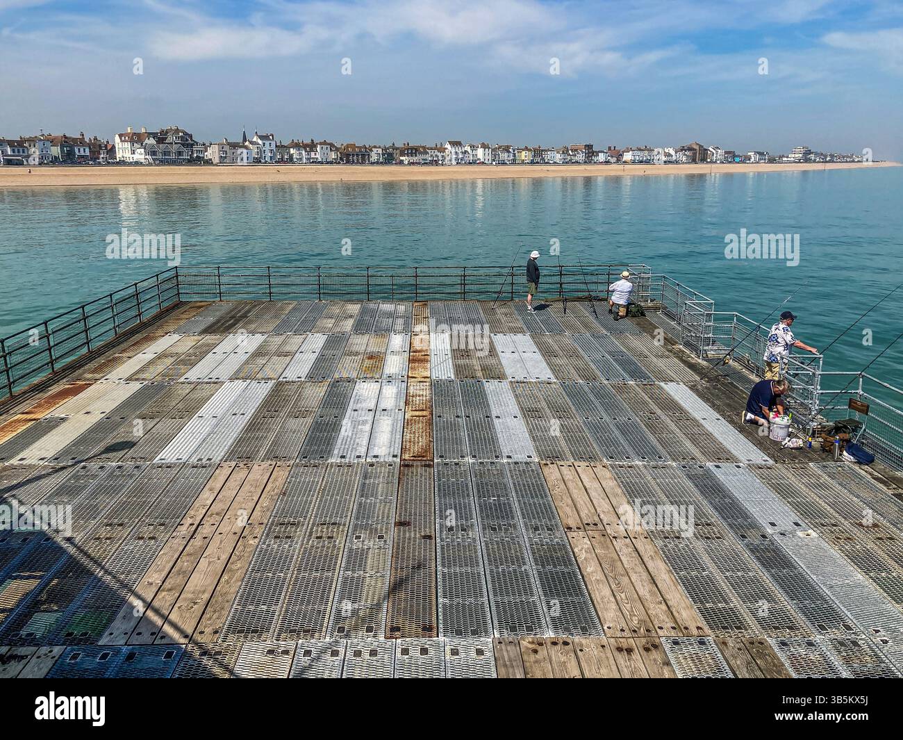 Vue sur le pont de pêche inférieur de Deal Pier en regardant vers Beach Street. - Image de stock capturée avec un smartphone