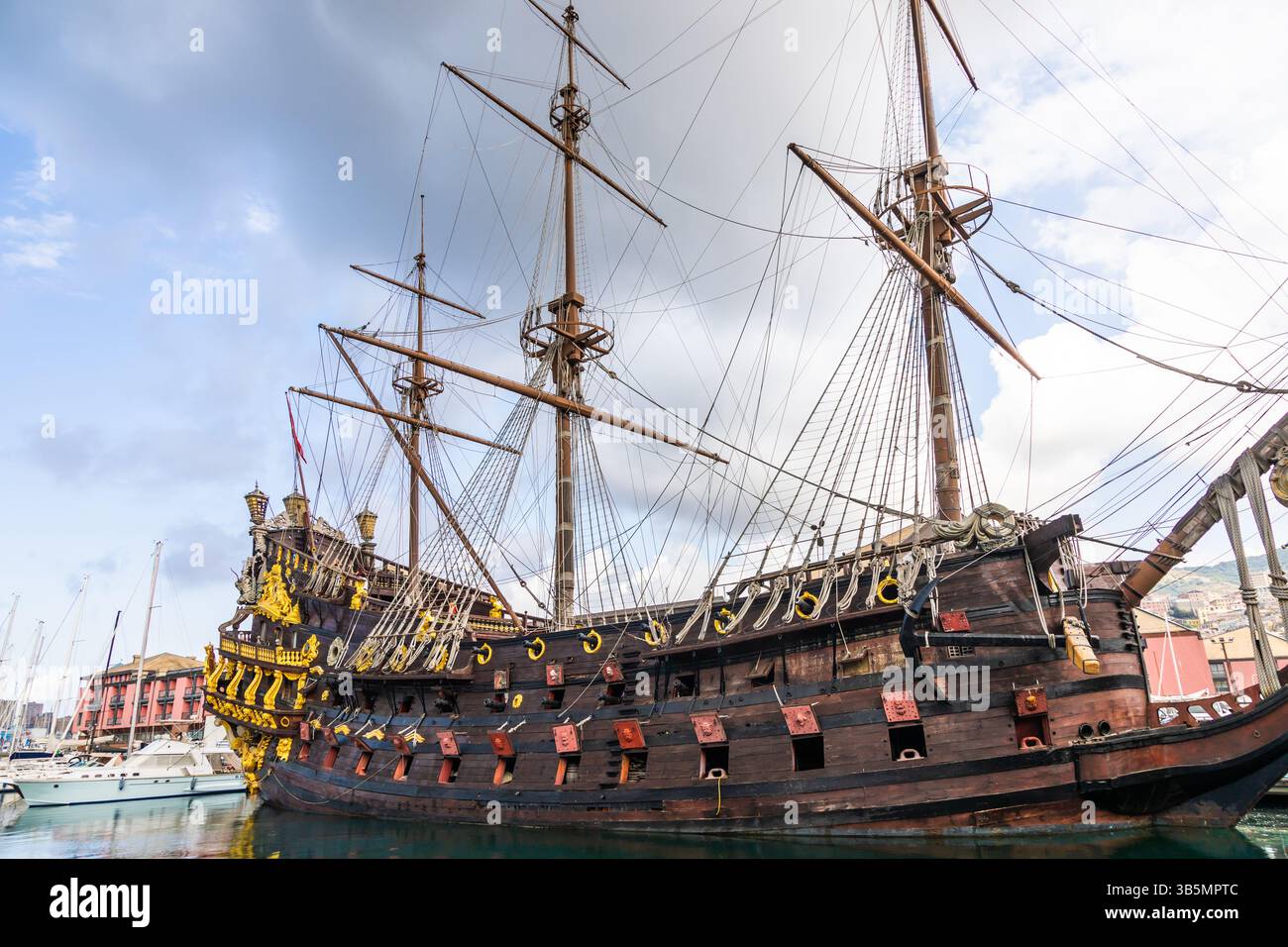 Gênes, Italie - 17 août 2024 : détail du galion de Neptune dans le port de Gênes. Le navire a été construit en 1985 pour Roman Polanski film Pirates, réplique de A. Banque D'Images