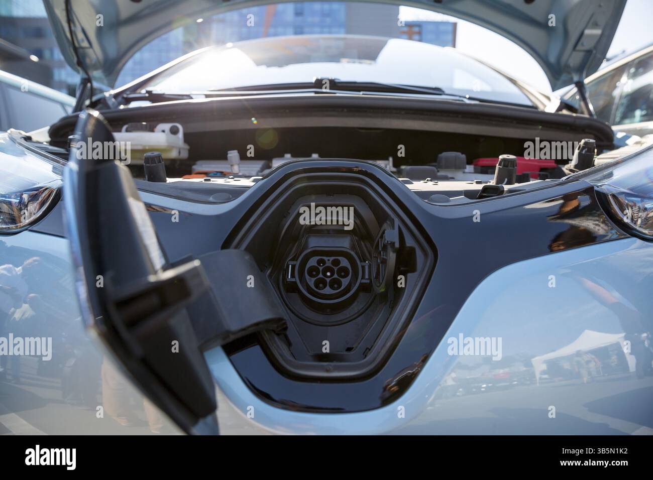 Chargeur de voiture électrique. Station de charge pour véhicule électrique. Chargeur branché. Une voiture électrique est une automobile qui est propulsée par un ou plusieurs électriques Banque D'Images