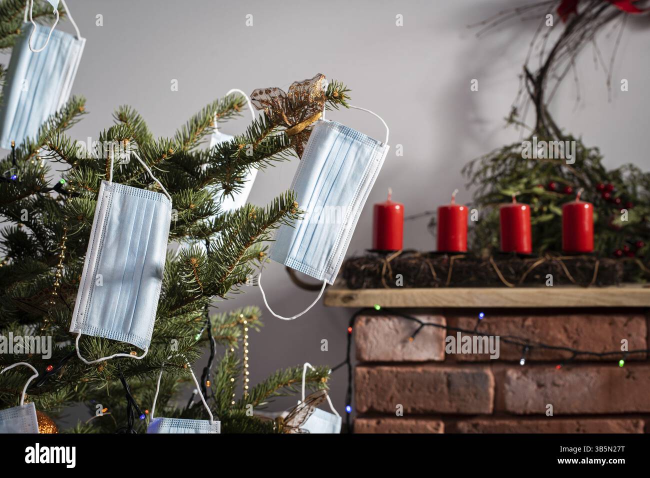 Arbre de Noël décoré de masques de protection pendant la pandémie de COVID-19. Fêtes chrétiennes Banque D'Images