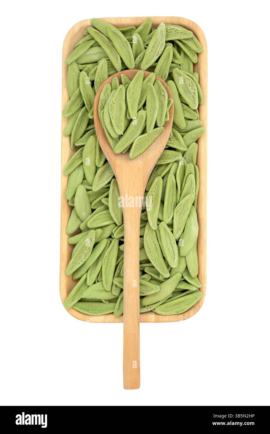 Pâtes aux feuilles d'olivier Foglie D'ulivo avec bol en bois et cuillère. Glucides végétariens aliments secs sains teints en vert aux épinards. Sur blanc. Banque D'Images