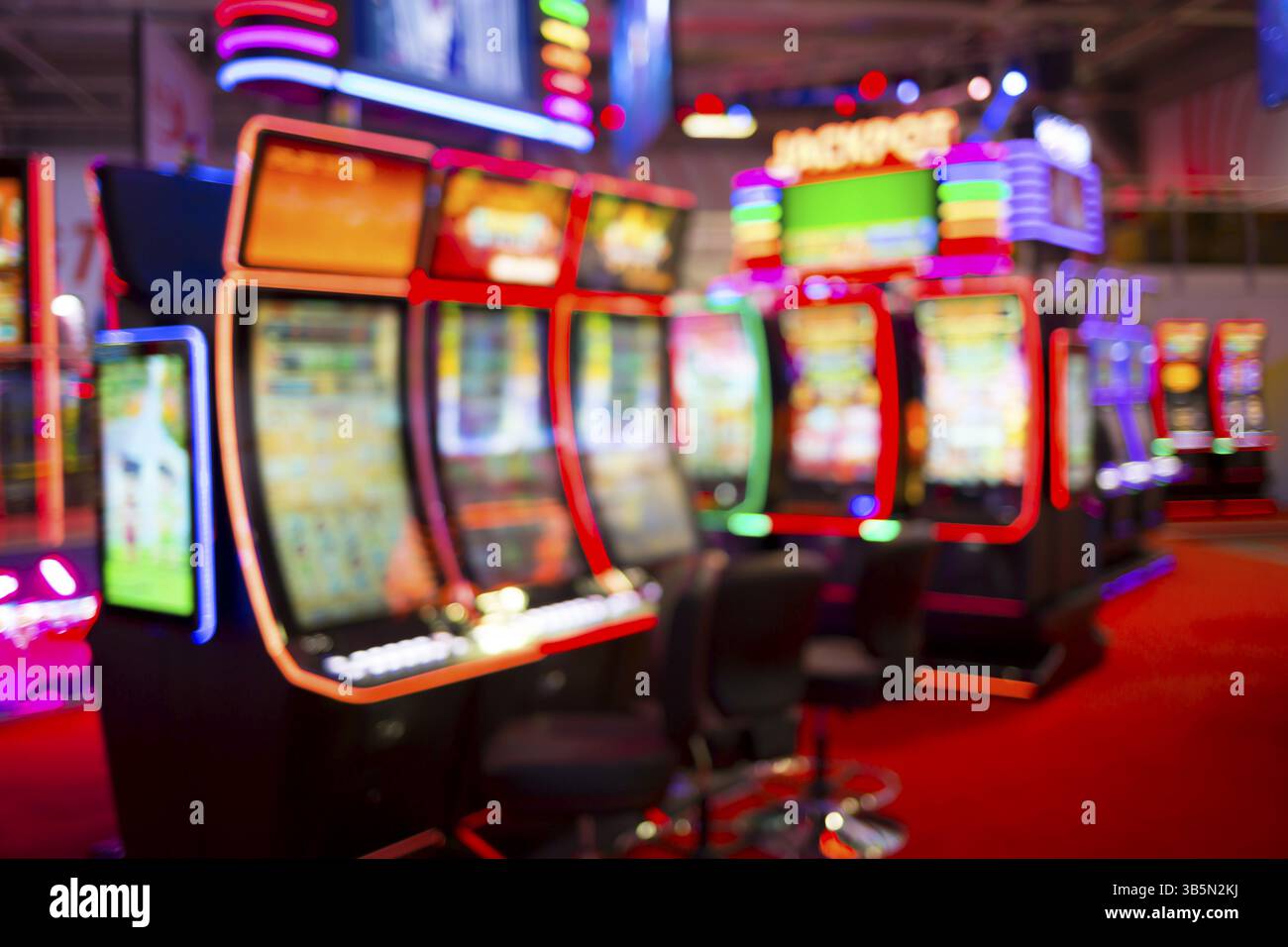 Les machines à sous floues sont vues dans un casino. Image floue floue de l'équipement du casino Banque D'Images