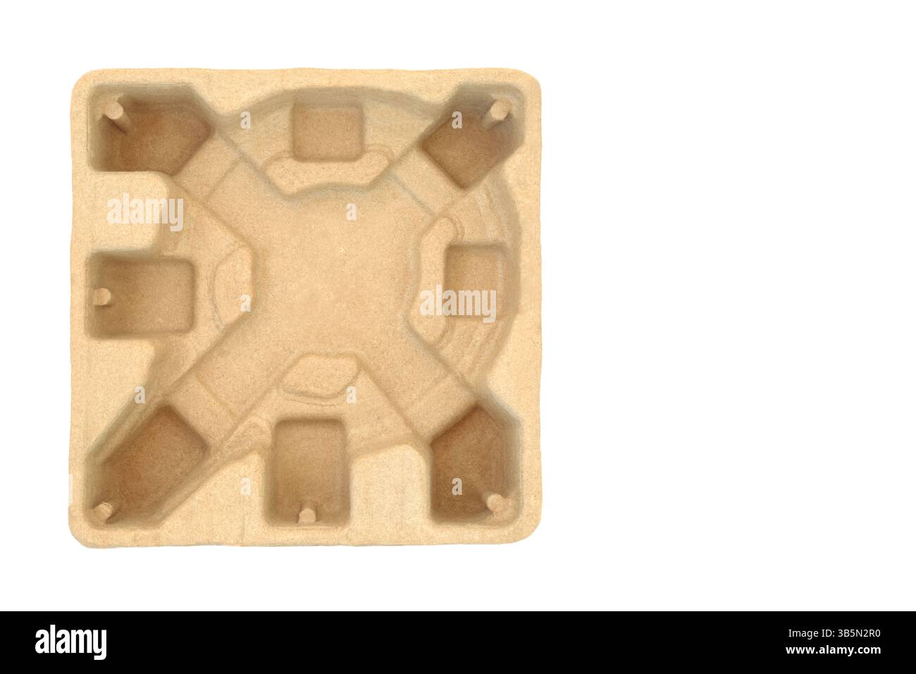 Insert de protection de boîte de livraison en carton sur fond blanc. Produit écologique biodégradable compostable. Banque D'Images Insert de protection de boîte de livraison en carton sur fond blanc. Produit écologique biodégradable compostable. Banque D'Images