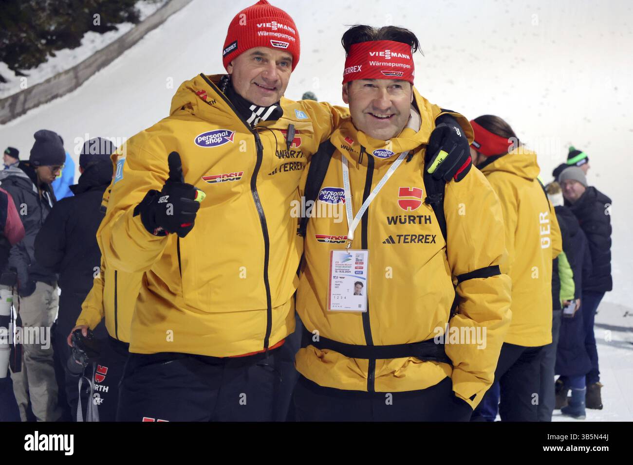 L'entraîneur national Stefan Horngacher (saut à ski) et le directeur des sports nordiques Horst Huettel sont ravis du quatrième wi de Pius Paschke (SC Kiefersfelden) Banque D'Images