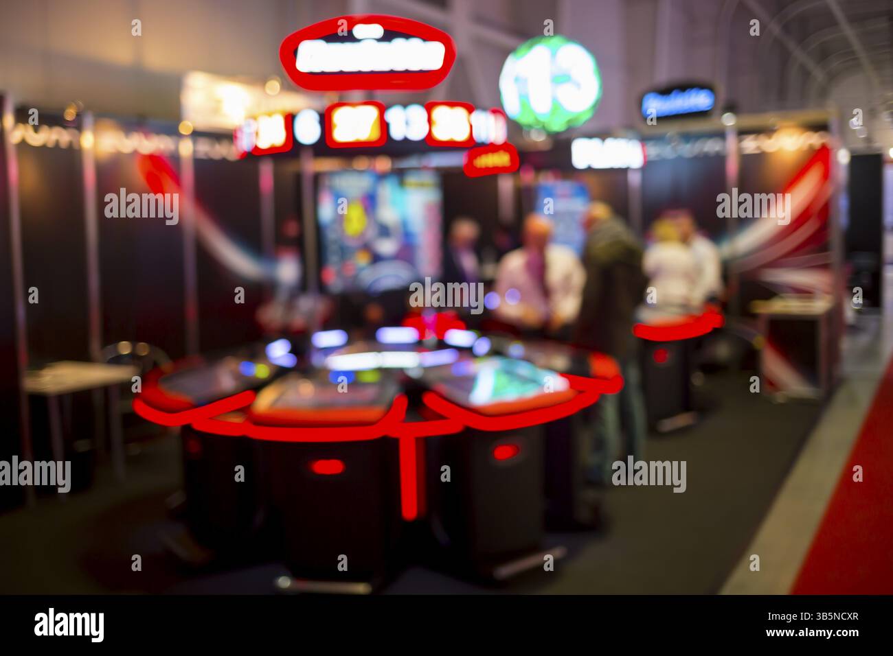 Image floue de machines à sous et d'autres équipements de jeu dans un casino. Flou (bokeh) image colorée et contrastée dans un casino Banque D'Images