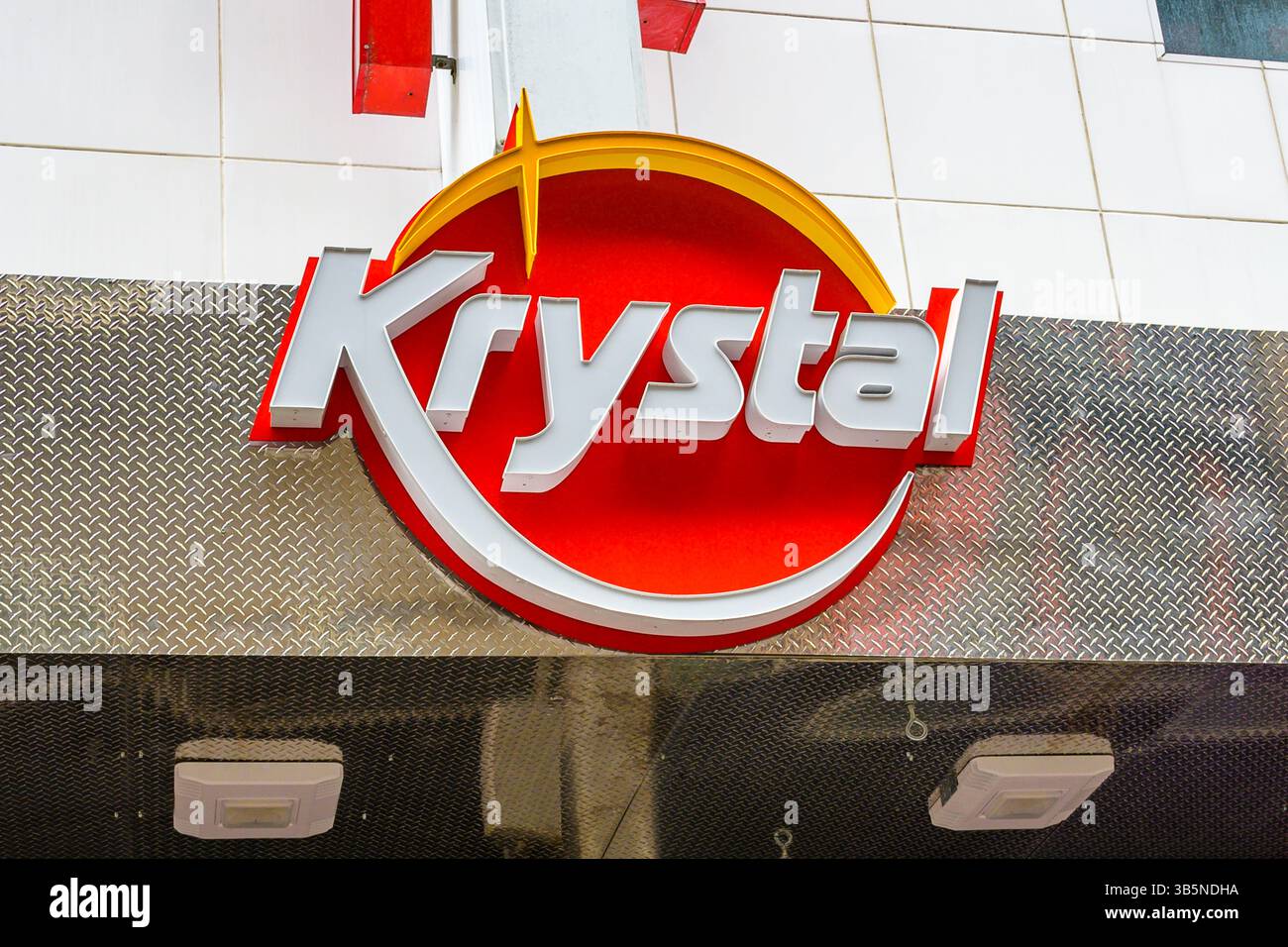 Nouvelle-Orléans, LOUISIANE, États-Unis - 19 avril 2025 : panneau de hamburger Krystal au-dessus de l'entrée du restaurant de la chaîne Bourbon Street Banque D'Images
