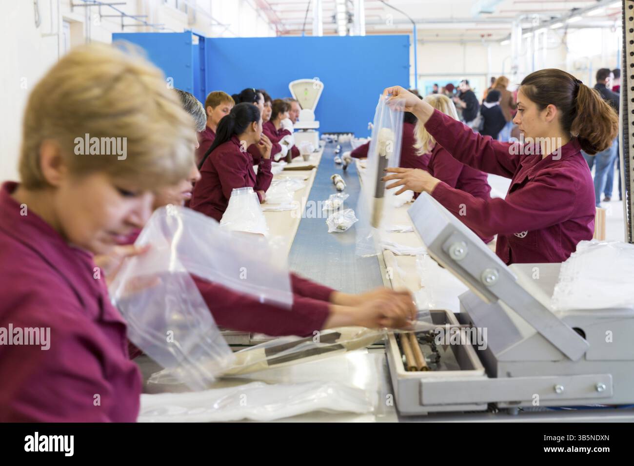Sopot, Bulgarie - 17 mai 2016 : les ouvriers d'Arsenal produisent des ogives dans une usine d'armement bulgare. L'installation produit et assemble Rocket-P. Banque D'Images