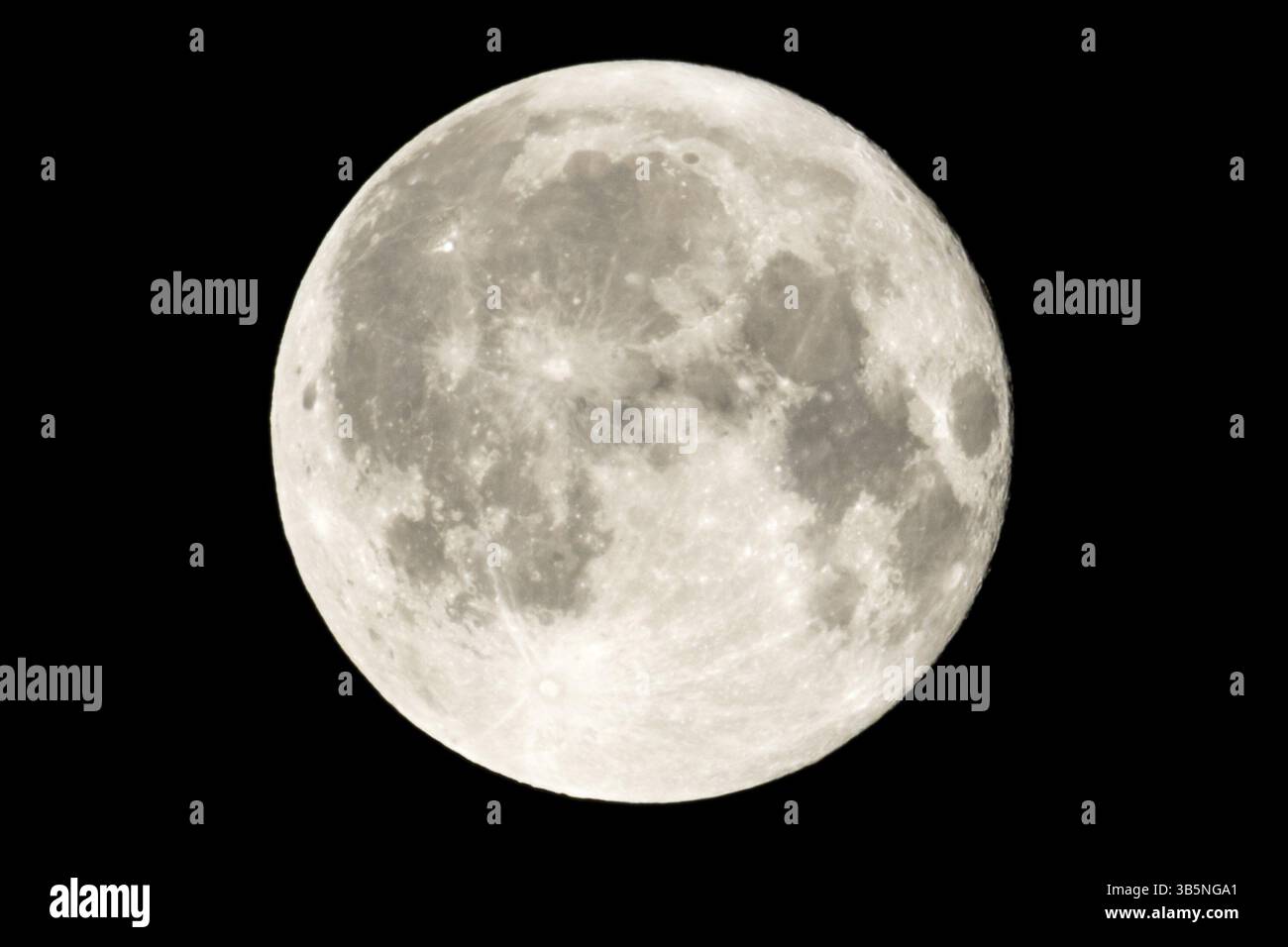 Satellite naturel permanent de la Terre - la Lune. Image haute résolution 6 MP. Sur fond noir Banque D'Images