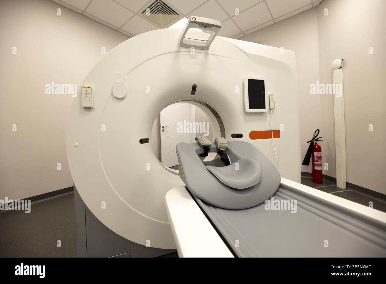 Une tomodensitométrie (CT) utilise des rayons X et un ordinateur pour créer des images détaillées de l'intérieur du corps. Les acquisitions CT sont parfois mentionnées Banque D'Images