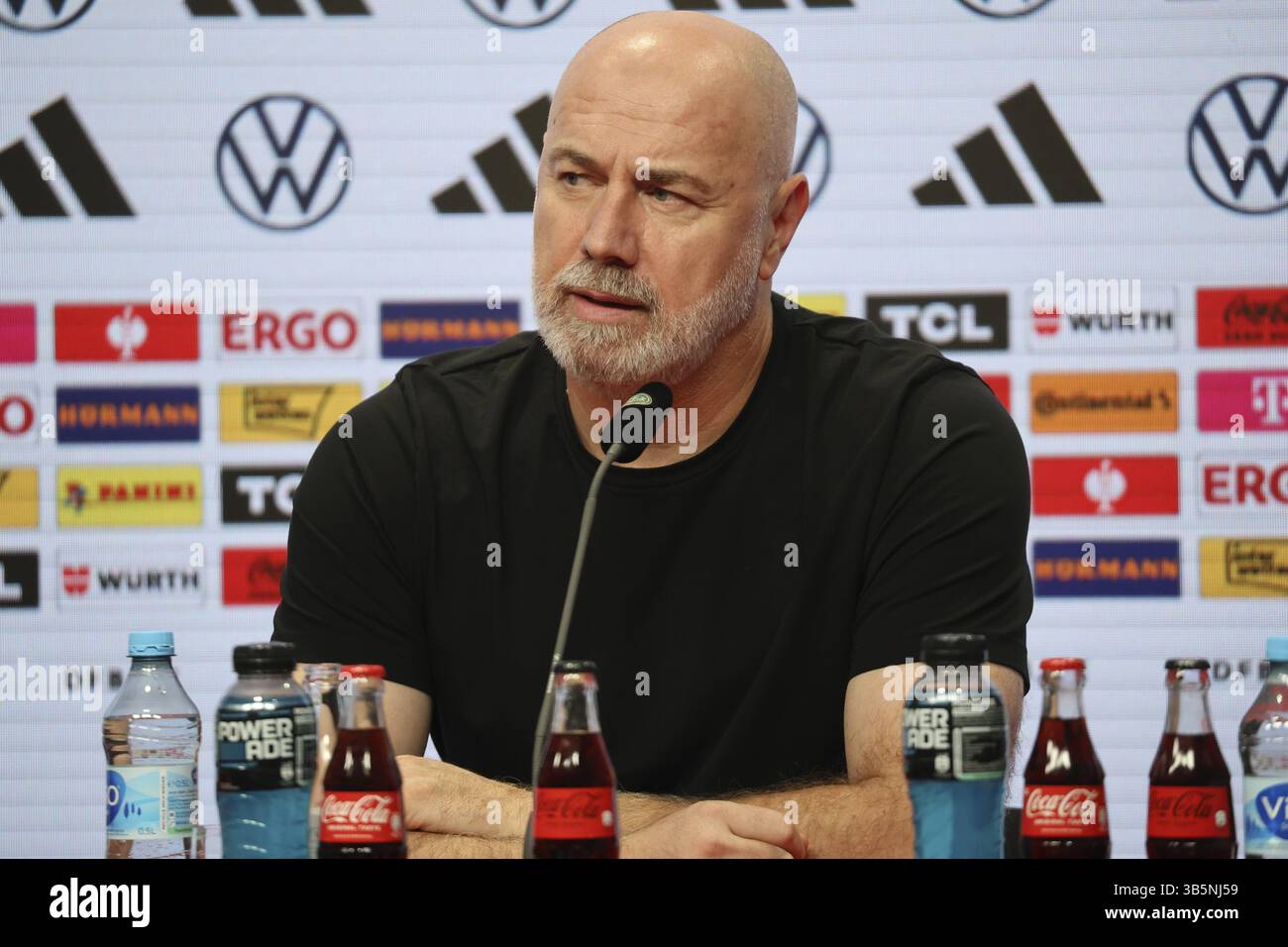 L'entraîneur Sergej Barbarez (Bosnie-Herzégovine) lors de la conférence de presse, PK après le match de l'UEFA Nations League : Allemagne vs Bosnie-Herzégovine, Frei Banque D'Images
