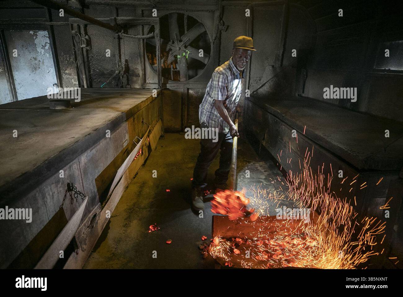 7 juillet 2022, Greenville, NC, USA : Ronald House, maître de fosse de B's barbecue, alias ''Time'', pelle des briquettes de charbon de bois incandescentes lors de la première cuisson des cuiseurs de cochons le jeudi 9 juin 2022, à Greenville, Caroline du Nord. (Crédit image : © Robert Willett/The News & observer/TNS via ZUMA Press Wire) Banque D'Images
