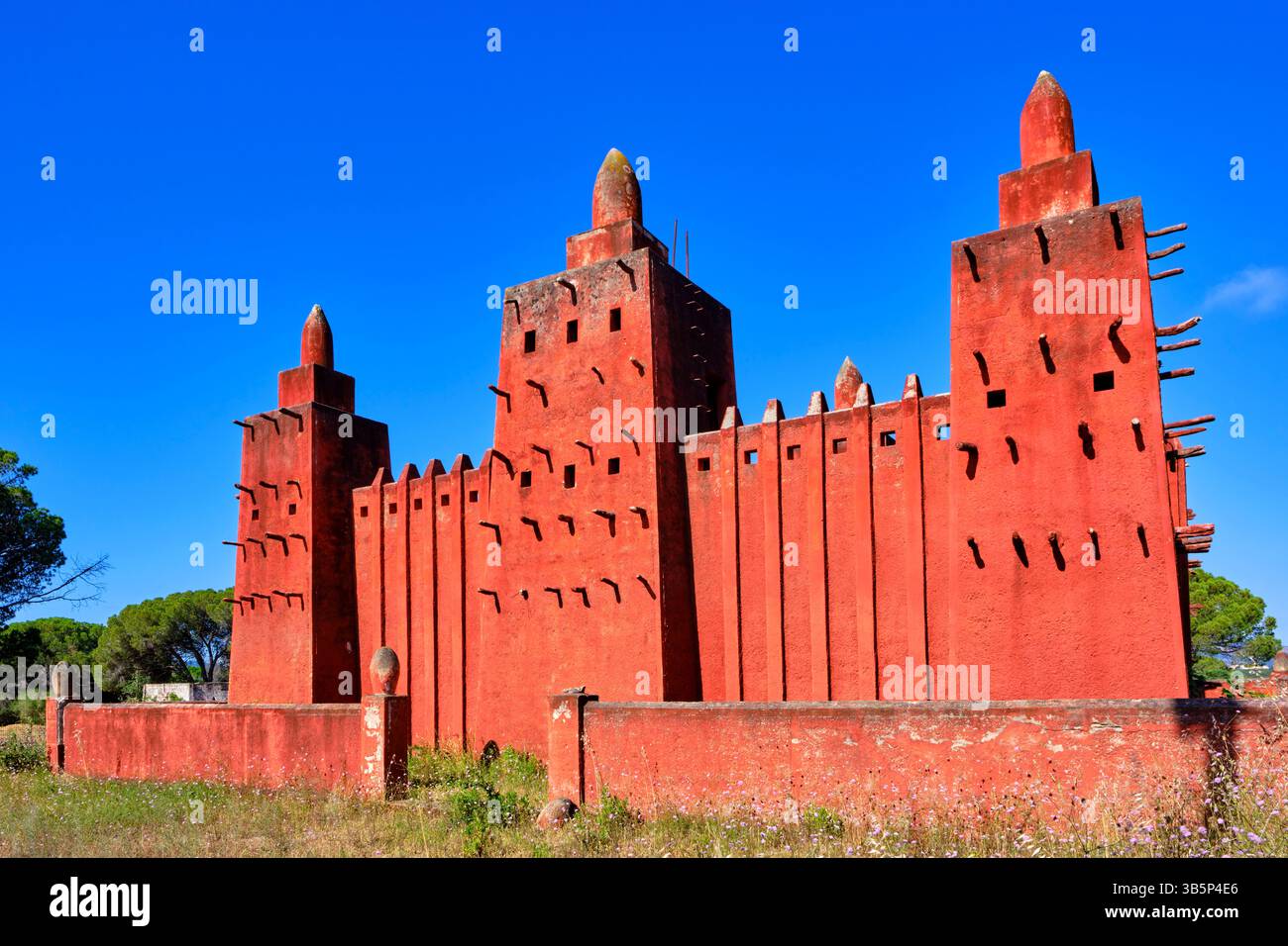 France, Var, Fréjus, ancien camp de Caïs, la mosquée soudanaise Missiri achevée en 1930, réplique de la mosquée Djenné au Mali Banque D'Images