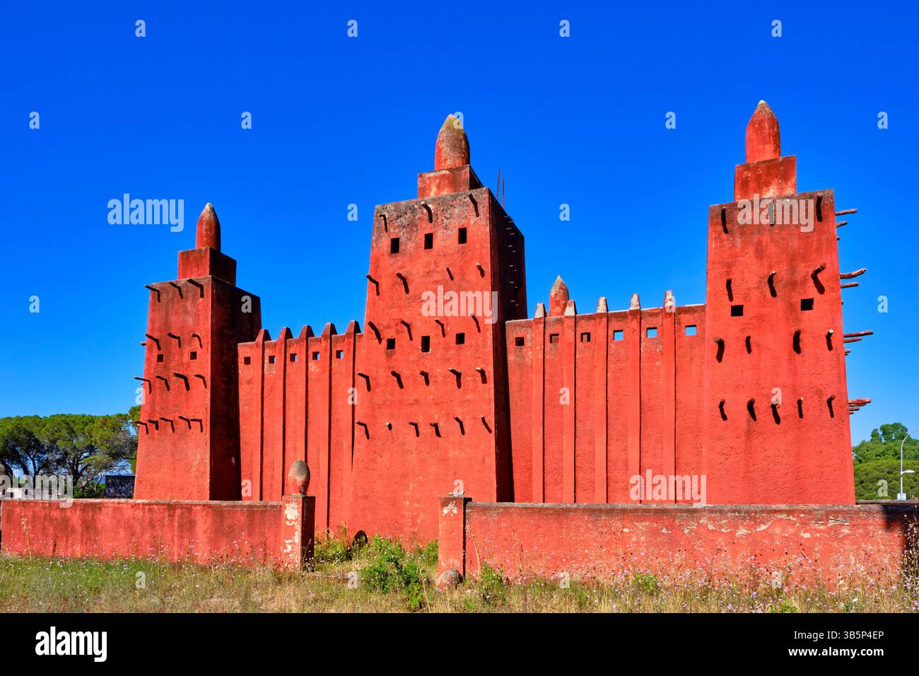 France, Var, Fréjus, ancien camp de Caïs, la mosquée soudanaise Missiri achevée en 1930, réplique de la mosquée Djenné au Mali Banque D'Images