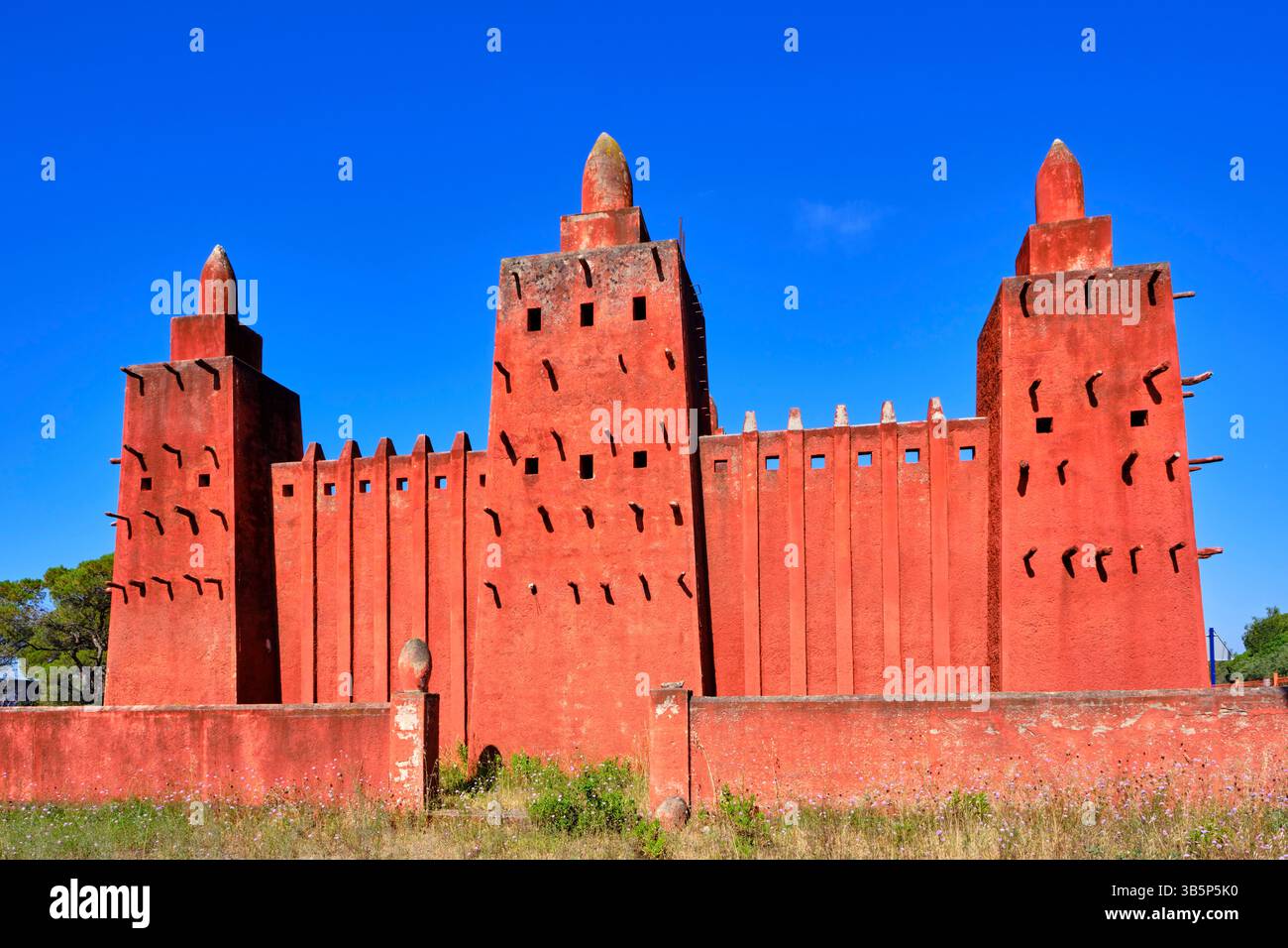France, Var, Fréjus, ancien camp de Caïs, la mosquée soudanaise Missiri achevée en 1930, réplique de la mosquée Djenné au Mali Banque D'Images