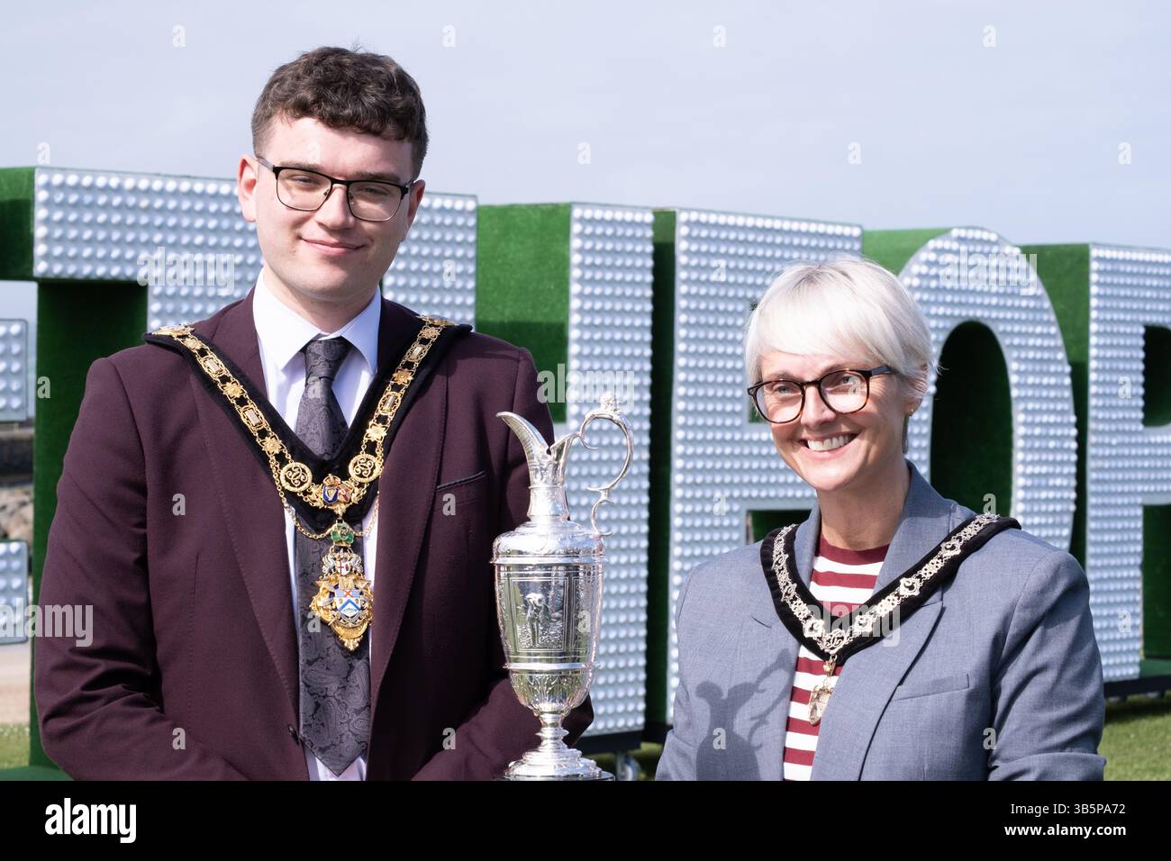 Portrush, Irlande du Nord - 2 mai 2025 : Ciarán McQuillan maire de Causeway Coast et Glens avec le trophée Claret Jug Open Golf Championship Banque D'Images