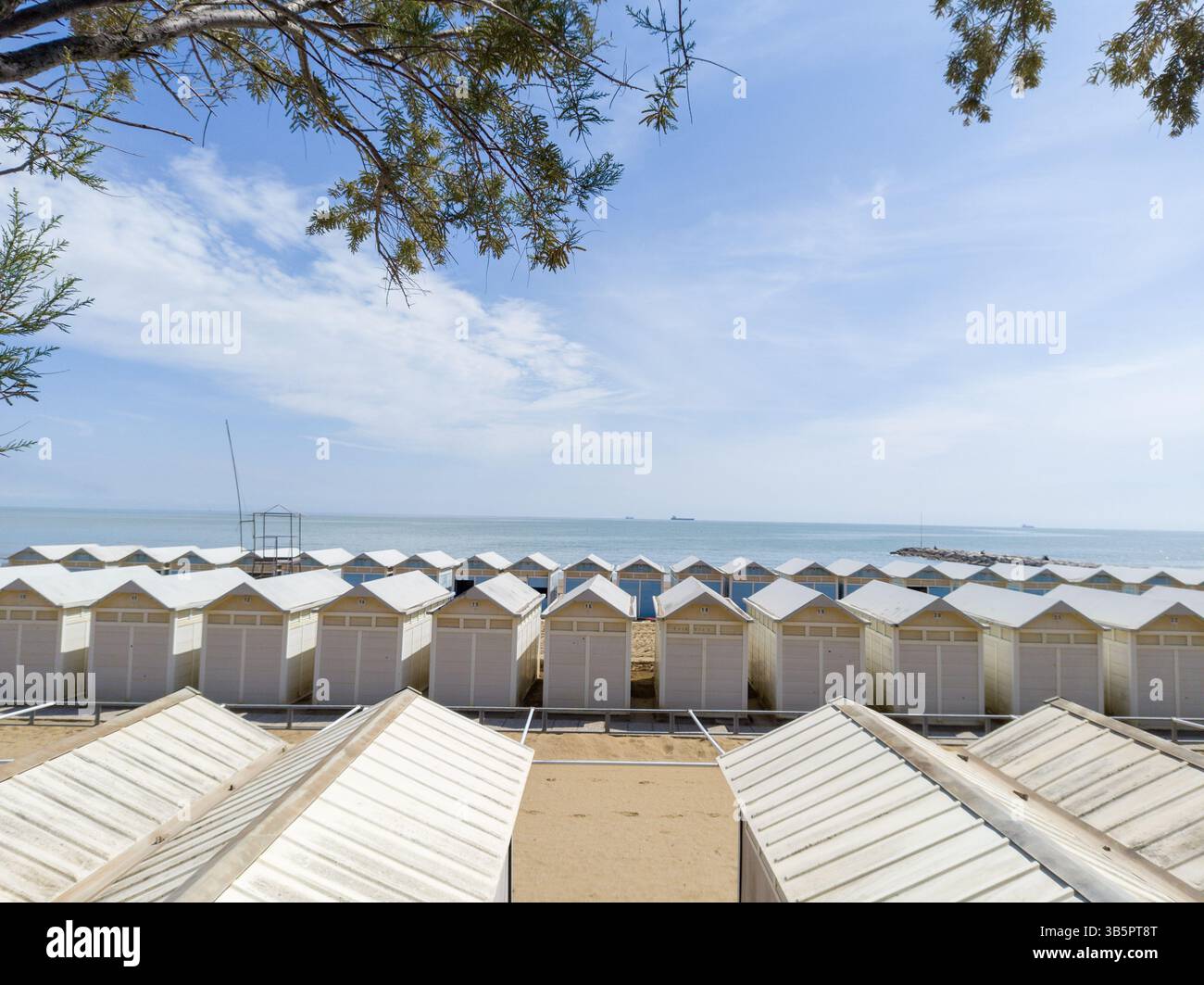 White Beach Cabins face à la mer calme Banque D'Images