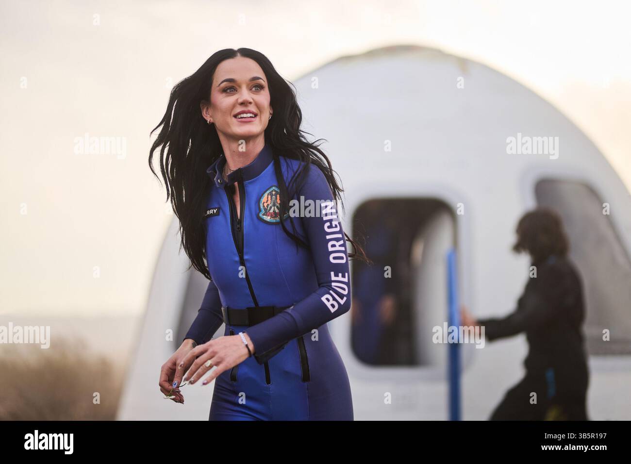 Texas, États-Unis. 14 avril 2025. KATY PERRY après l'atterrissage. Système de lancement suborbital et mission d'atterrissage. Ce vol suborbital, le 31e du programme New Shepard et le 11e équipage, prolongera l’initiative de Blue Origin pour démocratiser l’accès à l’espace, ayant déjà transporté 52 personnes au-delà de la ligne Karman. États-Unis (crédit image : © Blue Origin/ZUMA Press Wire) USAGE ÉDITORIAL SEULEMENT ! Non destiné à UN USAGE commercial ! Banque D'Images