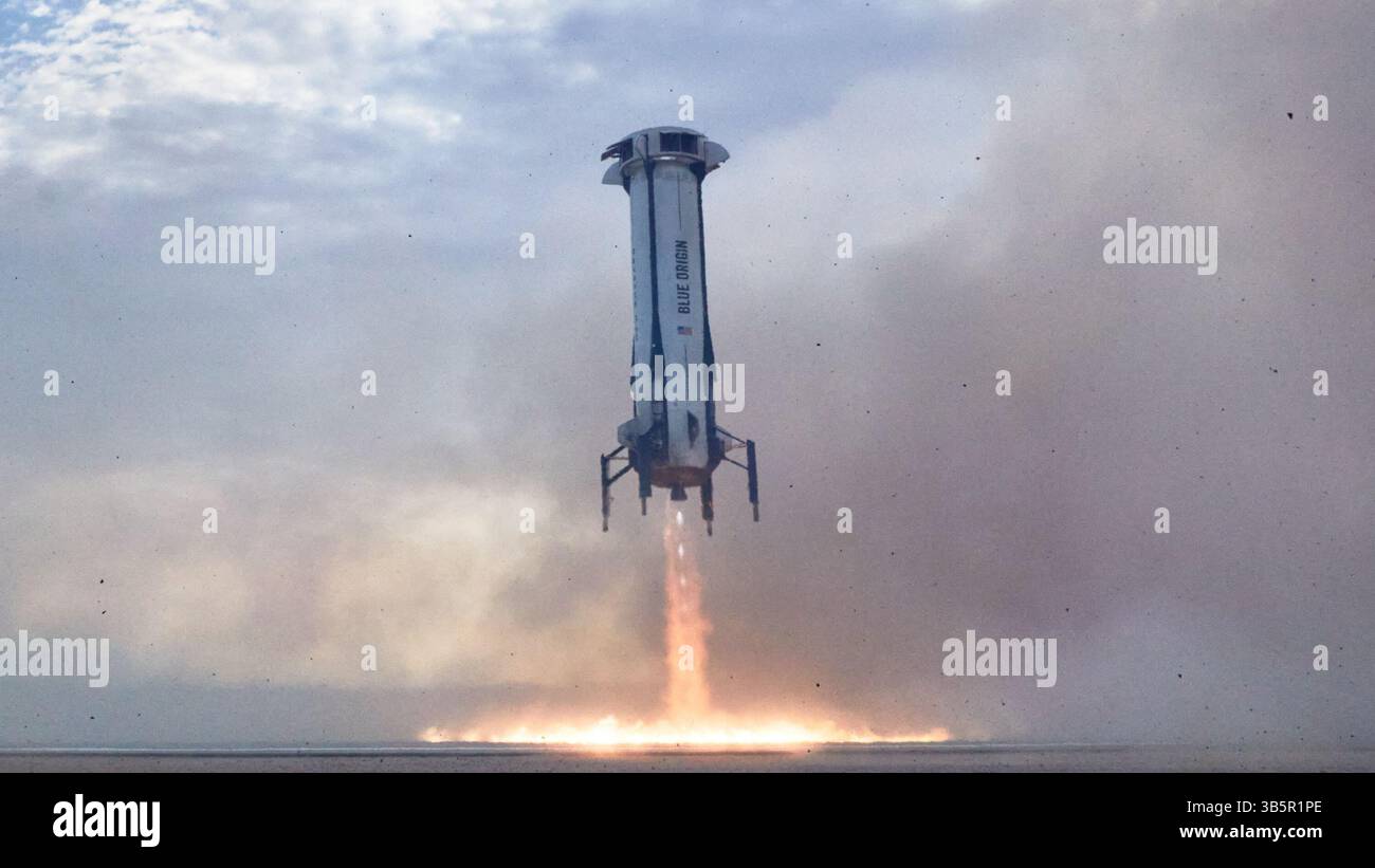 Texas, États-Unis. 14 avril 2025. Atterrissage du booster. Système de lancement suborbital et mission d'atterrissage. Ce vol suborbital, le 31e du programme New Shepard et le 11e équipage, prolongera l’initiative de Blue Origin pour démocratiser l’accès à l’espace, ayant déjà transporté 52 personnes au-delà de la ligne Karman. États-Unis (crédit image : © Blue Origin/ZUMA Press Wire) USAGE ÉDITORIAL SEULEMENT ! Non destiné à UN USAGE commercial ! Banque D'Images