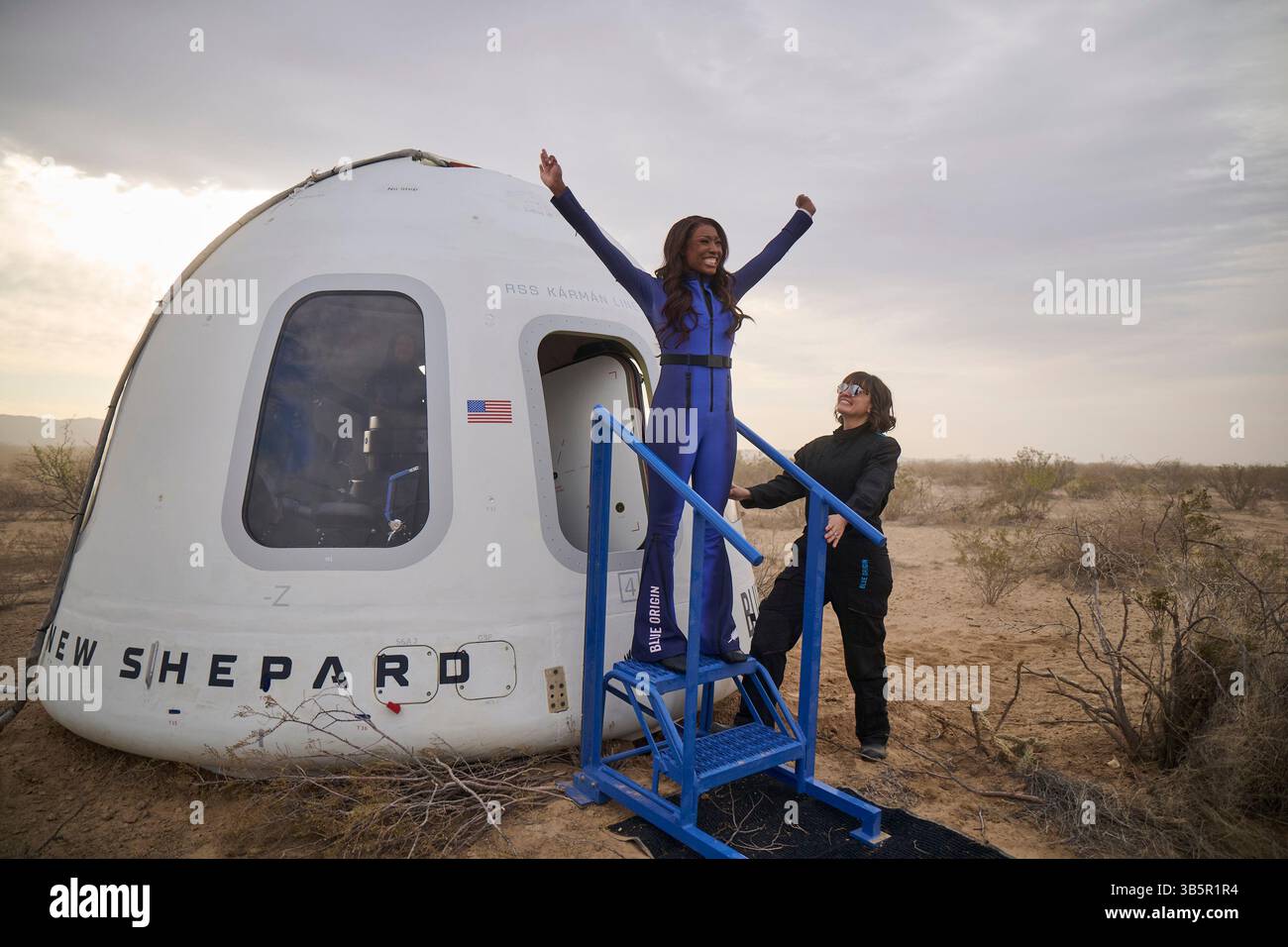 Texas, États-Unis. 14 avril 2025. AISHA BOWE après l'atterrissage. Système de lancement suborbital et mission d'atterrissage. Ce vol suborbital, le 31e du programme New Shepard et le 11e équipage, prolongera l’initiative de Blue Origin pour démocratiser l’accès à l’espace, ayant déjà transporté 52 personnes au-delà de la ligne Karman. États-Unis (crédit image : © Blue Origin/ZUMA Press Wire) USAGE ÉDITORIAL SEULEMENT ! Non destiné à UN USAGE commercial ! Banque D'Images
