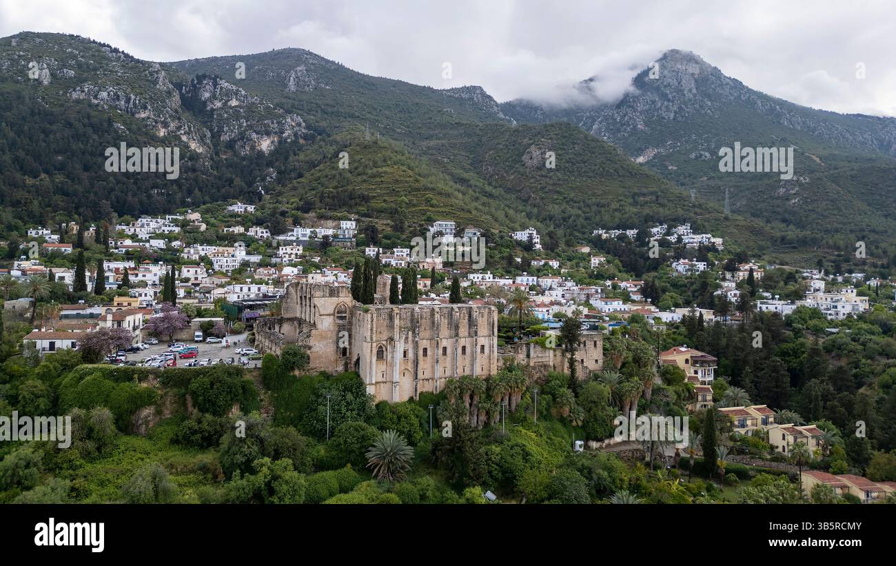 Vue aérienne par drone de l'abbaye de Bellapais, du monastère et du village de Bellapais, Kyrenia, Chypre du Nord. Banque D'Images