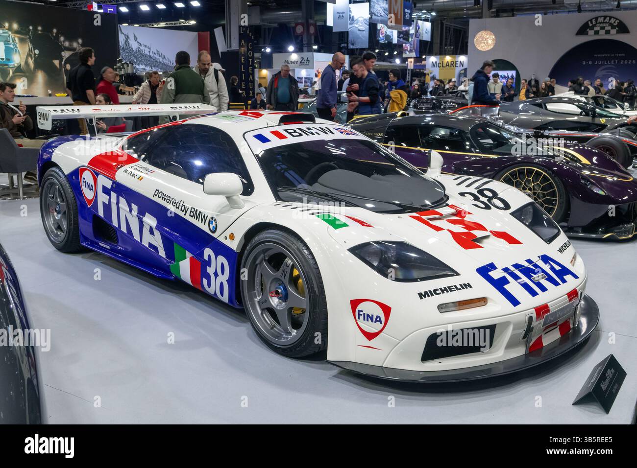 Paris, France - Rétromobile 2025. Vue sur une McLaren F1 GTR 1996 blanche et bleue. Châssis n° 16R. Banque D'Images